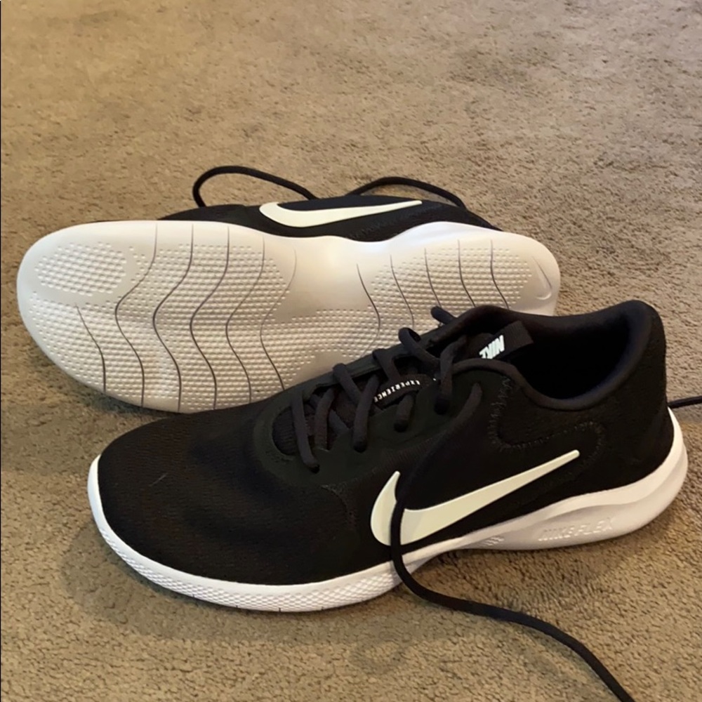 Nike Flex Experience athletic shoes